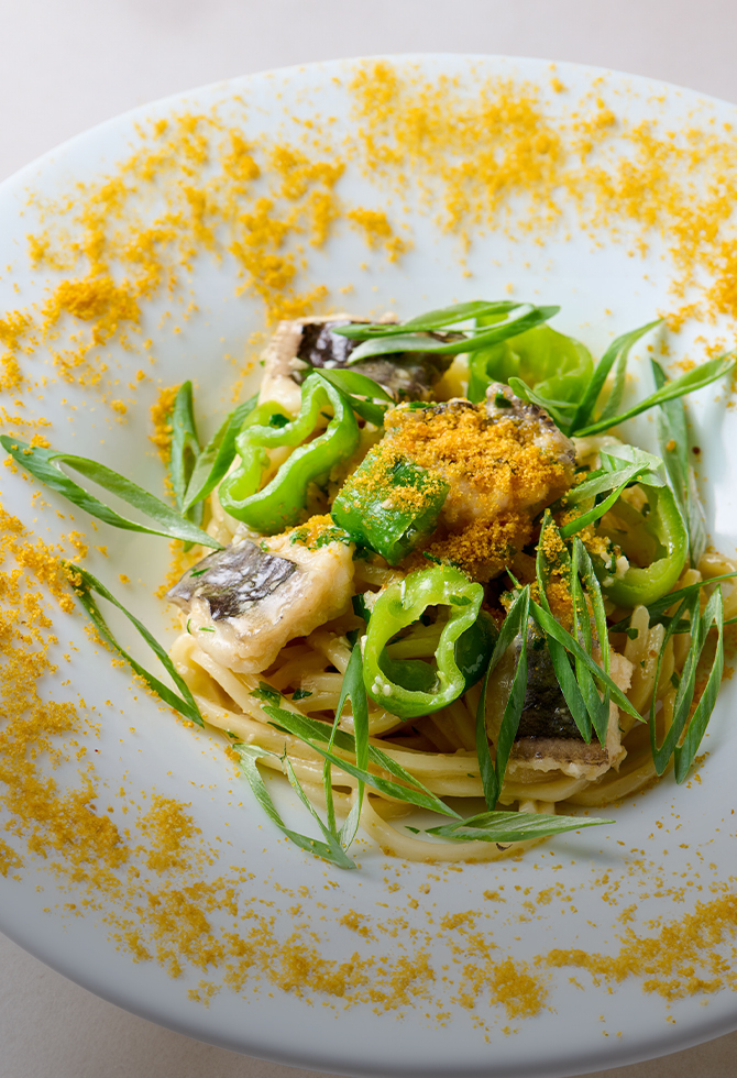 鱧と万願寺唐辛子と九条葱のタリオリーニ からすみがけ